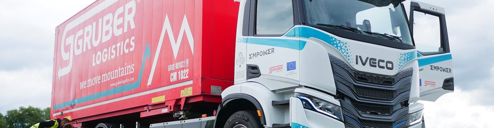 Dieser neue batterieelektrische Prototyp eines Lkw wird künftig unter realen Bedingungen getestet. Der Praxiseinsatz soll wichtige Erkenntnisse für die breite Einführung emissionsfreier Nutzfahrzeuge in der europäischen Logistik liefern.